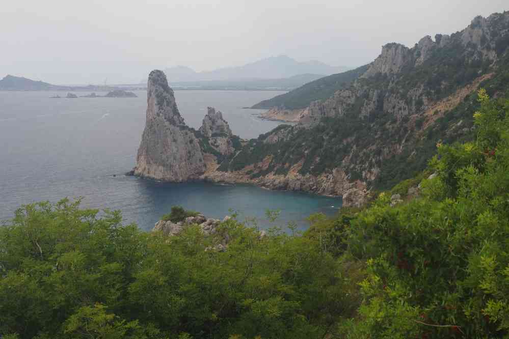 Sentier en direction de Pedra Longa. Au fond le port d’Arbatax, le 6 septembre 2022