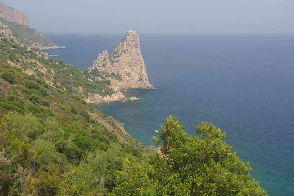 Sentier côtier en quittant Pedra Longa, le 6 septembre 2022
