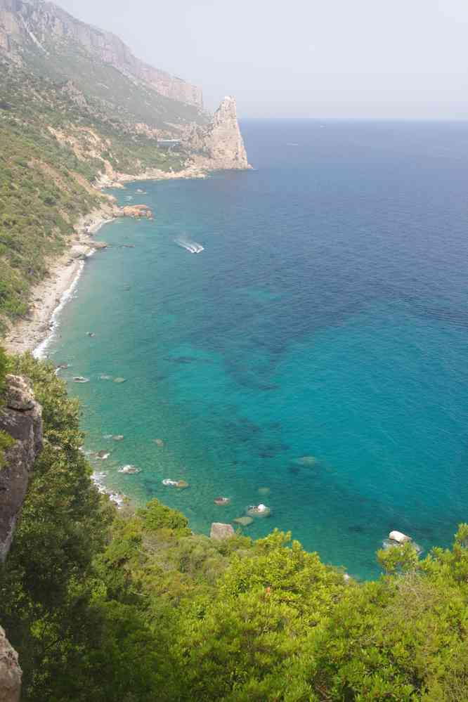 Sentier côtier en quittant Pedra Longa, le 6 septembre 2022
