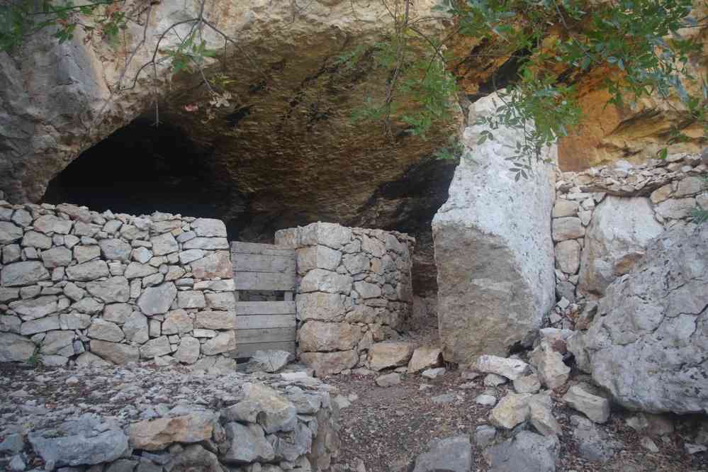 Montée vers Tiscali, habitations troglodytes, le 9 septembre 2022