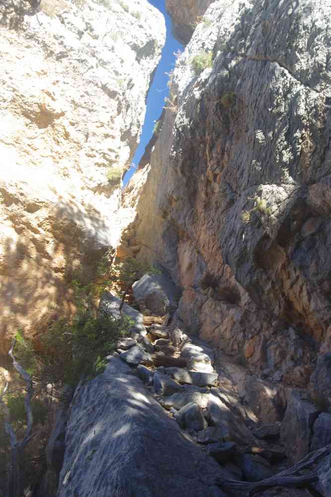 Montée vers Tiscali, passage dans une crevasse caractéristique, le 9 septembre 2022