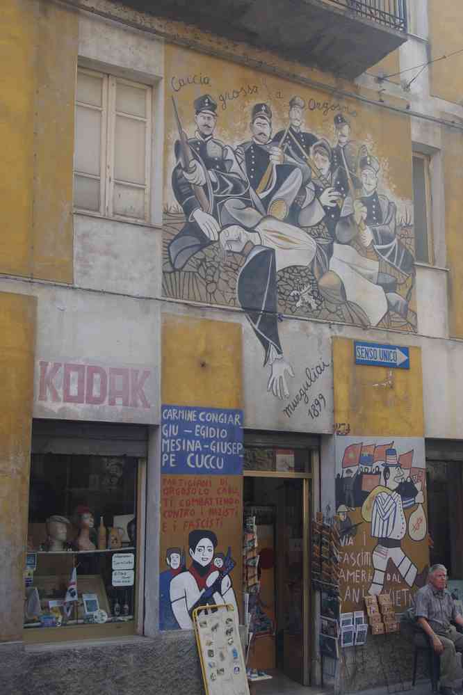 Peintures murales gauchistes à Orgosolo, le 9 septembre 2022