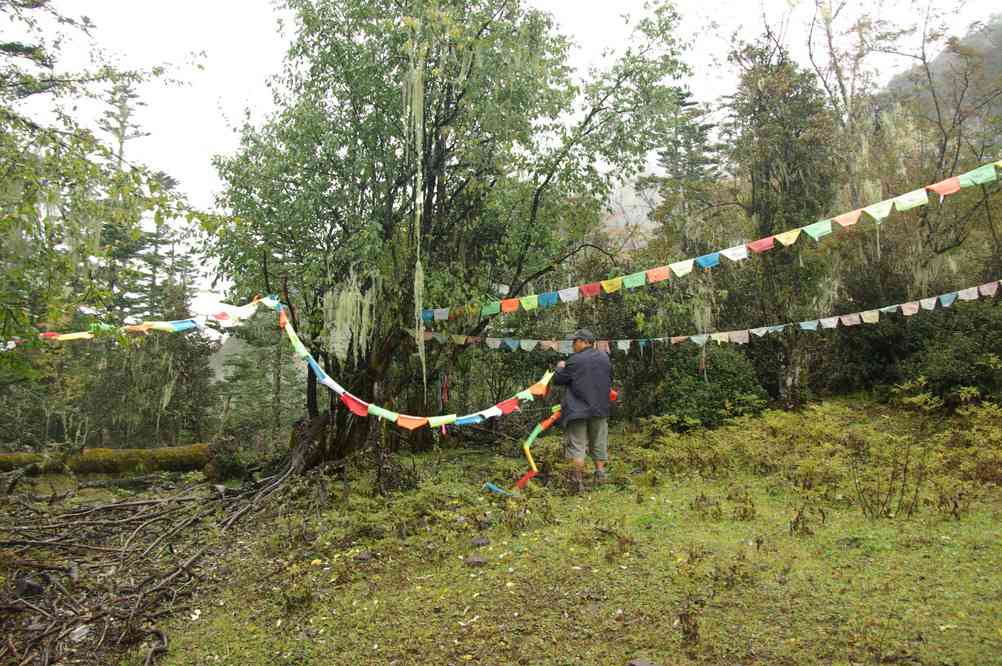 Au col, notre guide Joey déploie des drapeaux à prières, le 13 octobre 2010
