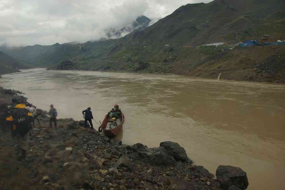 Traversée du Yangtsé (扬子江) en barque (à la hauteur de Lakai Si-li (拉开西里 Lakai Xi Li)), le 15 octobre 2010