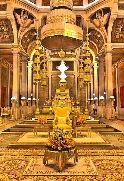 La salle du trône (ព្រះទីនាំង ទេ វា វិនិច្ឆ័យ) du palais royal de Phnom Penh (source : wikipedia en anglais)
