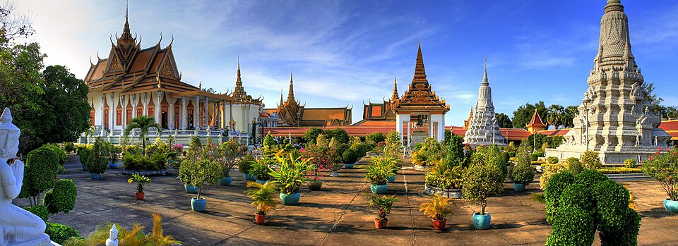 Palais royal de Phnom Penh, pagode d’argent et stûpas royau